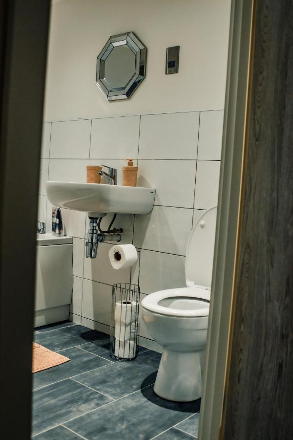 Bv Cosy Basement Apartment At Conditioning House برادفورد المظهر الخارجي الصورة