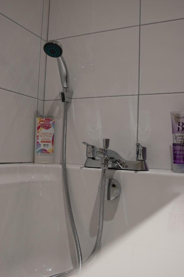Bv Cosy Basement Apartment At Conditioning House برادفورد المظهر الخارجي الصورة